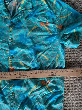 Party Pants Short Sleeve Hawaiian Button Up....men....large